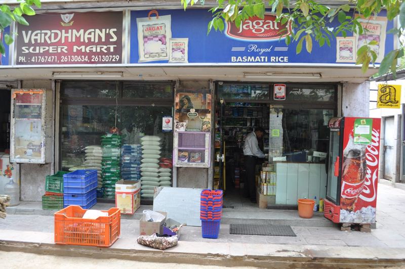 Ek general store ka saamne ka hissa, chawal aur saamaan ke saath